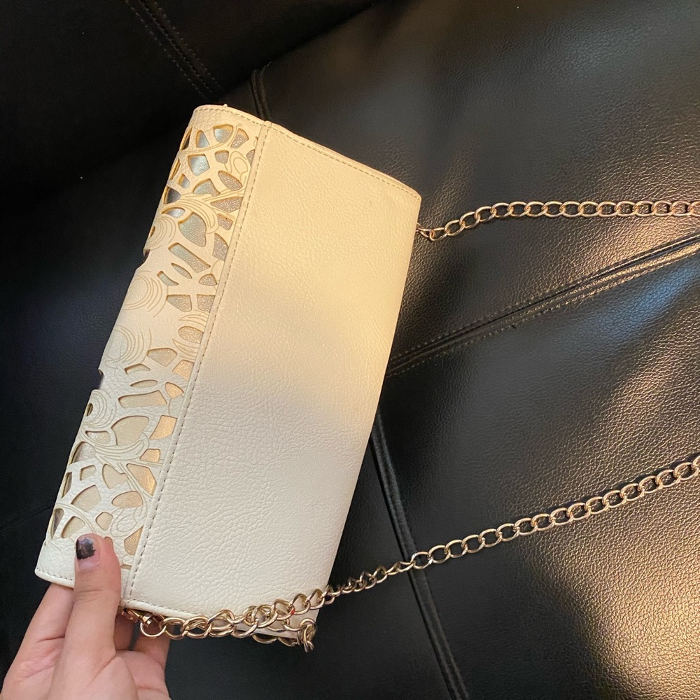 A crossbody bag